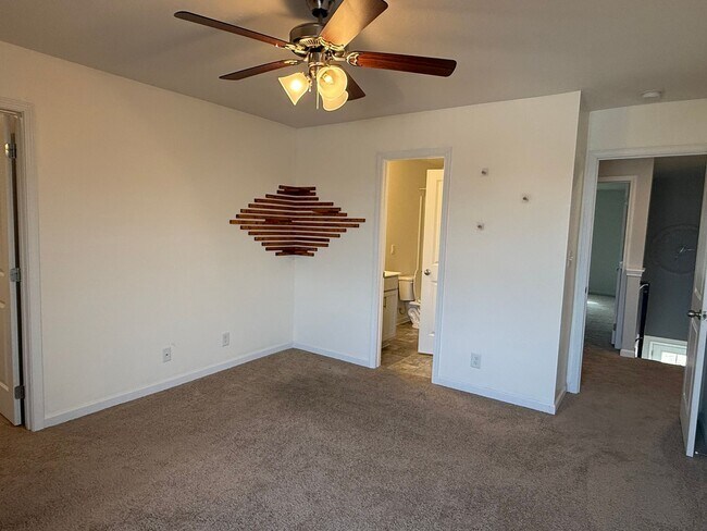 Building Photo - Beautiful 4 bedroom 2.5 bath home located in the Cliffs subdivision!