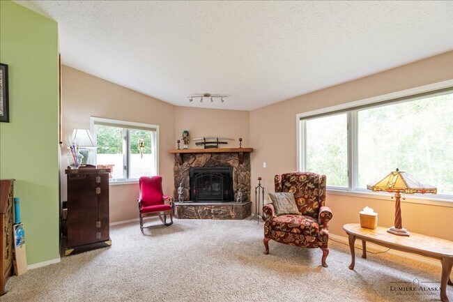 Building Photo - Beautiful 4 Bedroom 2 Bathroom House!