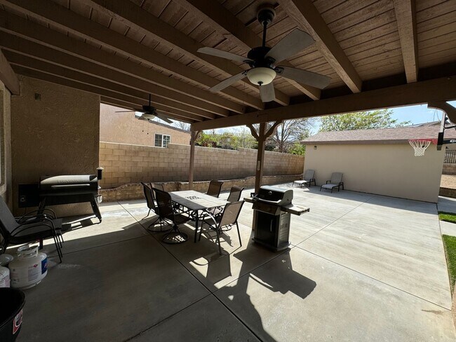 Building Photo - 40123 Vista Ridge Dr