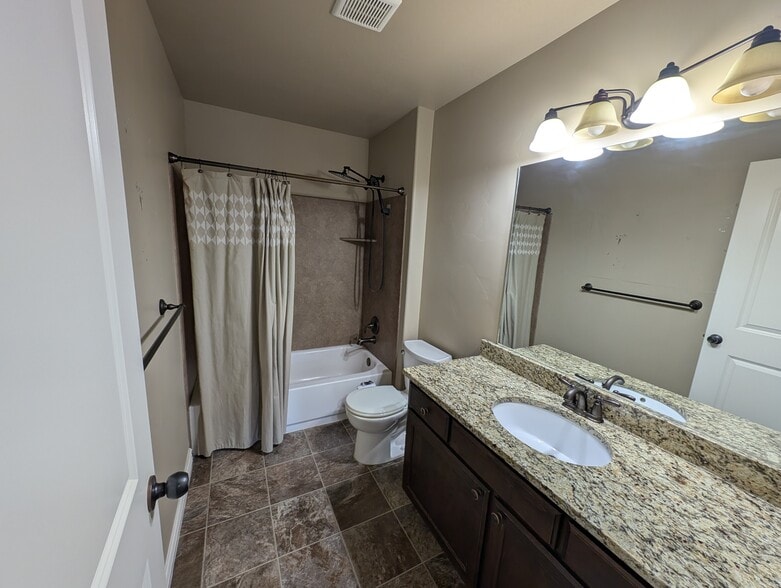 Master bathroom - 909 S Main St