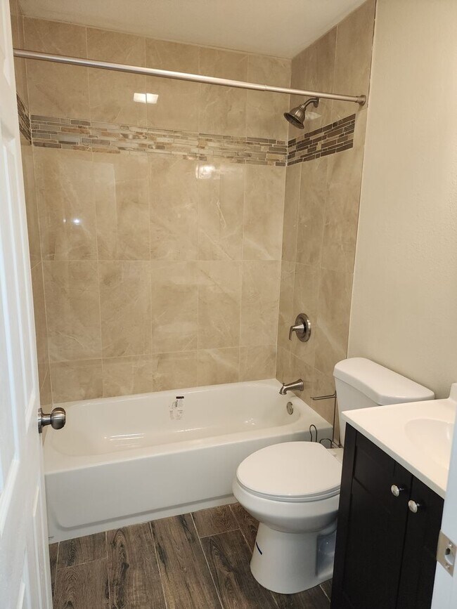 Building Photo - Recently Updated -  2 Bedroom 1 Bathroom O...