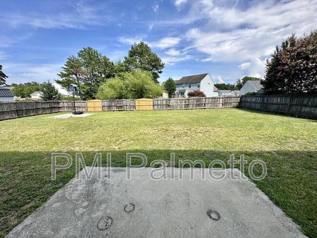 Building Photo - 227 Hardwood Dr