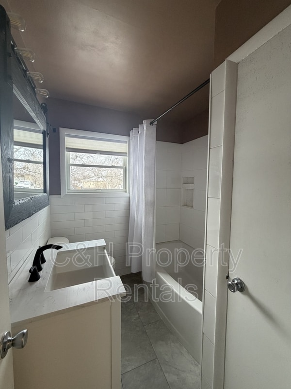 Building Photo - 1017 25th St W