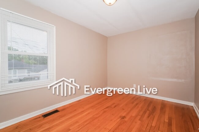 Building Photo - 1144 Chelsea Ave