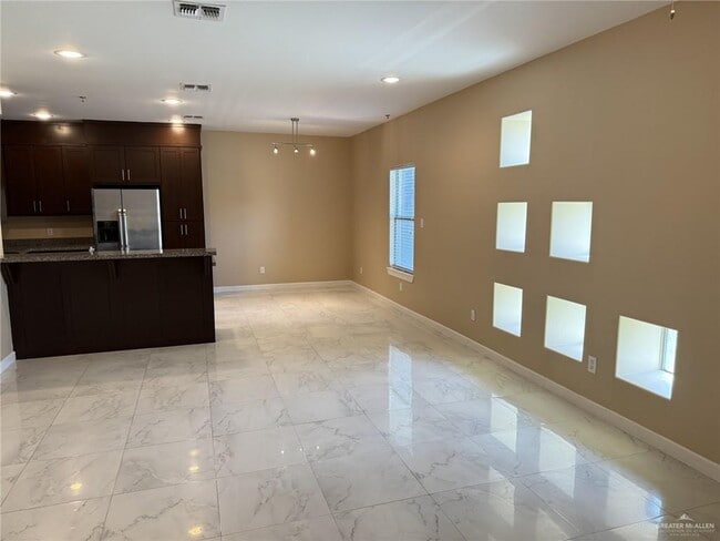 Building Photo - 1217 E Camellia Ave