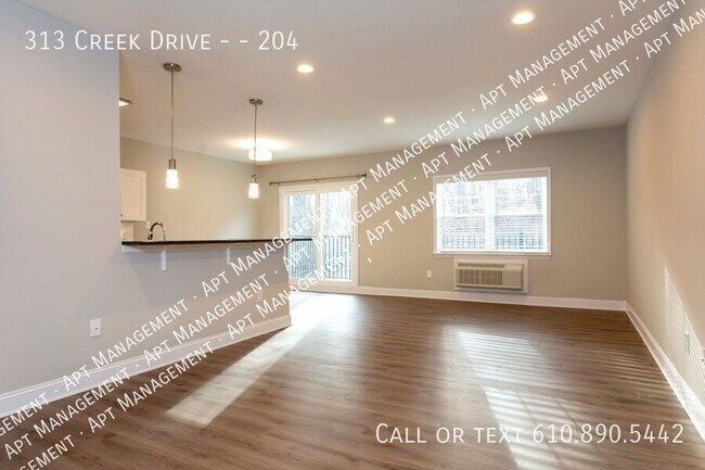 Building Photo - 313 Creek Dr