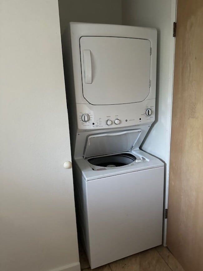 Building Photo - a 2bd/1ba Iao Parkside unit