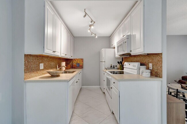 Building Photo - 3031 Cornwall B