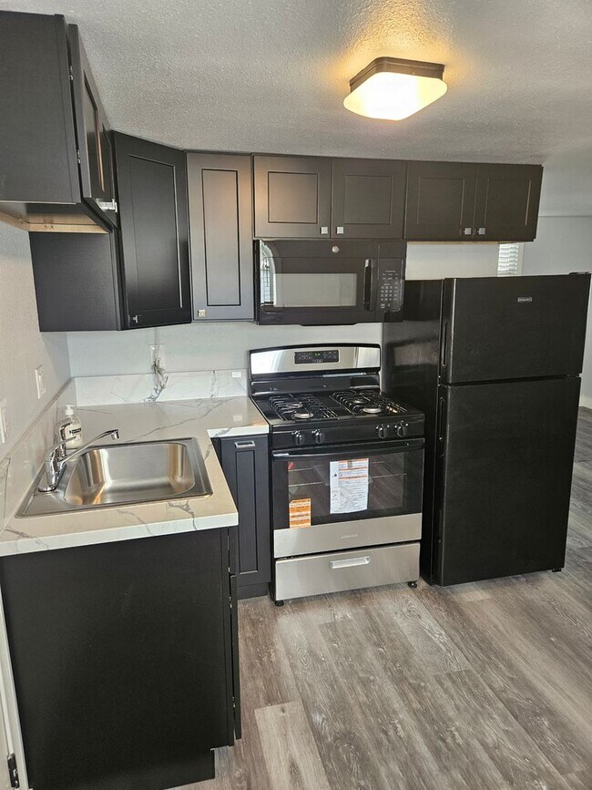 Building Photo - 814