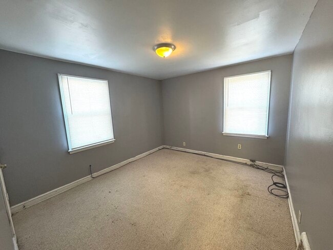 Building Photo - 9556 S Forest Ave