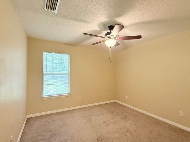 Building Photo - Charming 2 Bed/2 Bath Duplex