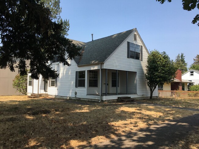 Building Photo - Spacious Campus House ~ 5 bedroom, 2 bath