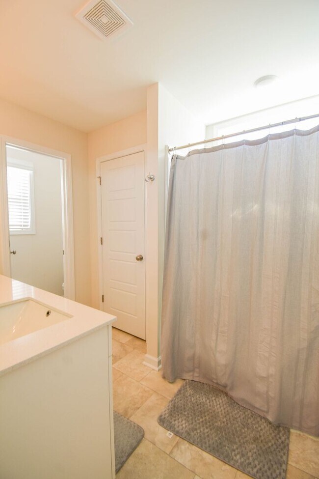 Building Photo - 3 Bedroom 2.5 Bathroom- Built in 2024!