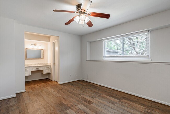 Building Photo - 124 Dogwood St