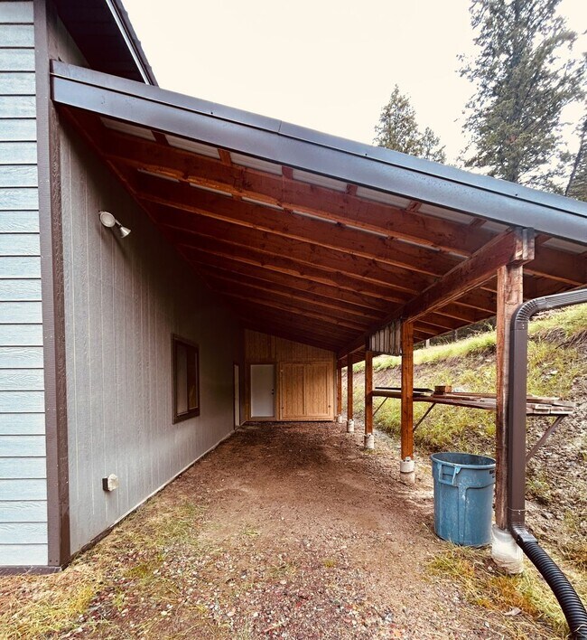 Building Photo - Huge Shop with 2 bedroom 2 bath Condo attached!