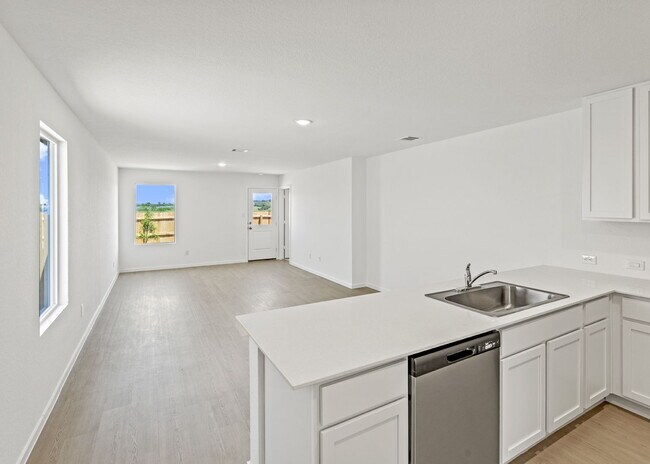 Building Photo - VIEWS VIEWS VIEWS and LOCATION! Rental Bac...