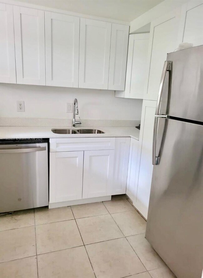 Building Photo - 4205 N University Dr