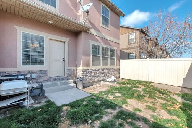 Building Photo - AWESOME ROW END TOWNHOUSE IN SARATOGA SPRINGS