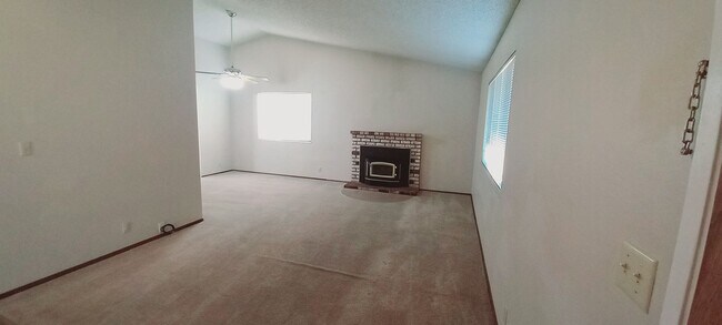 Building Photo - Nice Floorplan, Cute Yards - 4 Bedroom/2 B...
