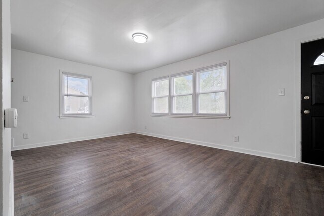 Building Photo - Cozy 3-Bedroom, 1-Bathroom Townhouse in Mi...