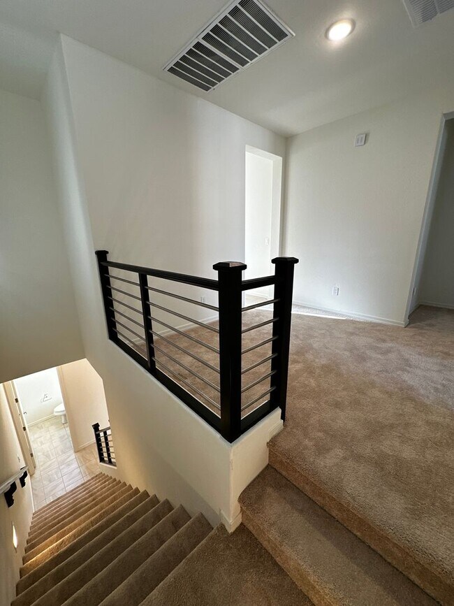 Building Photo - RECKER AND RAY MOVE IN READY 4 BEDROOM 2.5 BATHROOM HOME PERFECTLY LOCATED