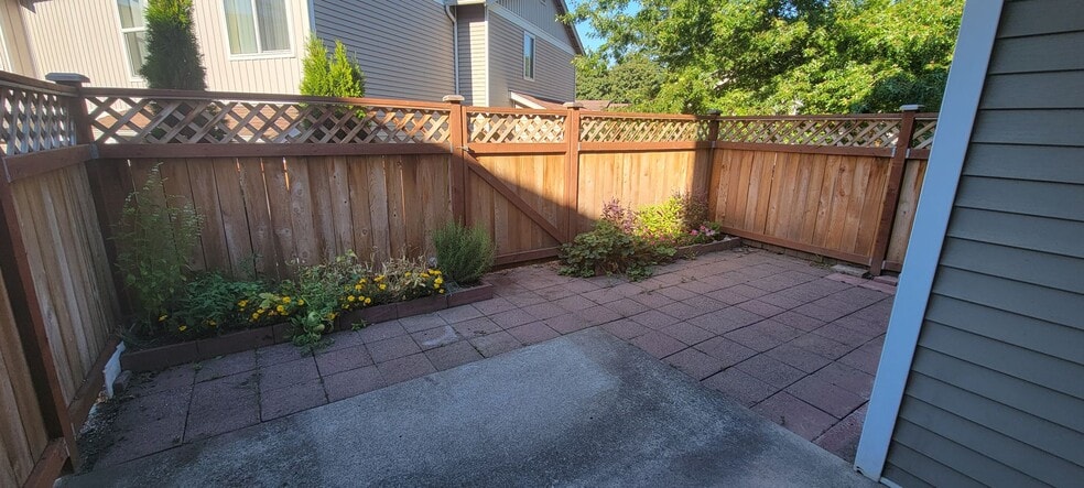 Building Photo - Shadow Hawk 3 bedroom Town home