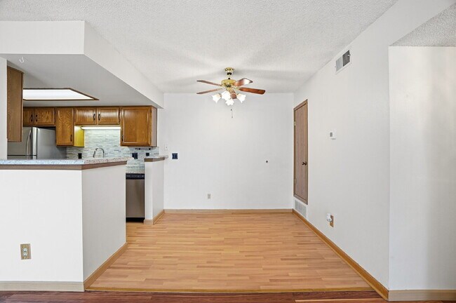 Building Photo - $1,795.95 - 2 Bed, 2 Bath Condo in Aurora with Central AC, and In Unit Laundry!