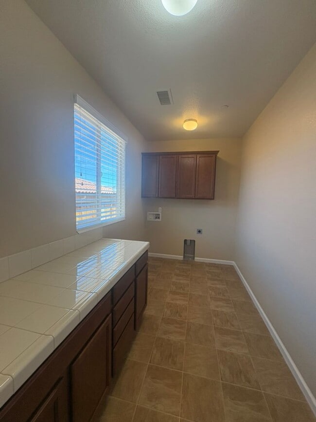Building Photo - 4 bedroom 3 bath stunner in Sparks