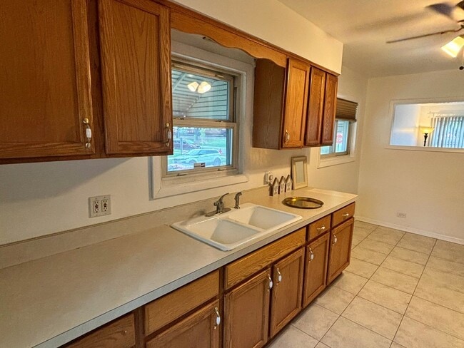 Building Photo - 9119 Southview Ave