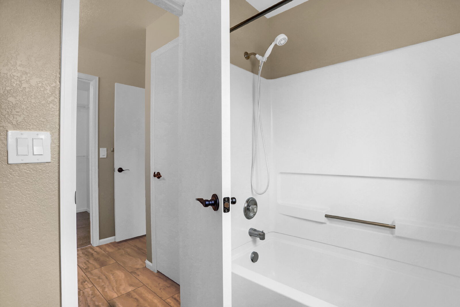 Building Photo - Bright & Spacious 3-Bed Townhome Just 15 M...