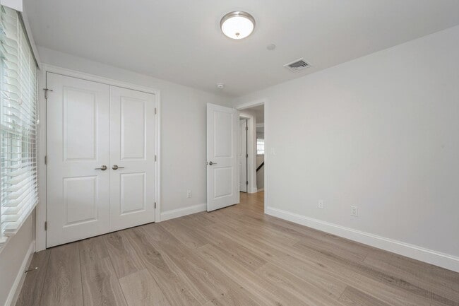 Building Photo - 241 Gainsborg Ave E