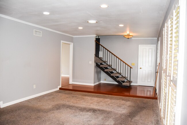 Building Photo - Large Home in North Orange