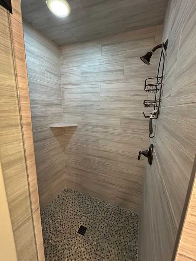 Building Photo - 1975 Paddington Dr