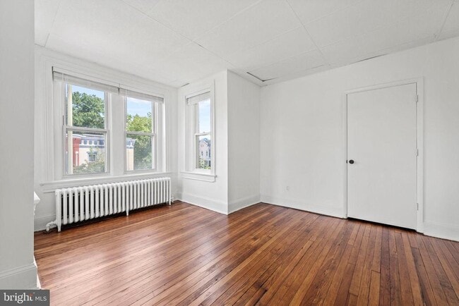 Building Photo - 320 6th St NE