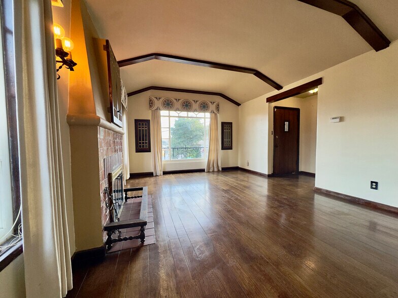 Building Photo - 645 Jean St