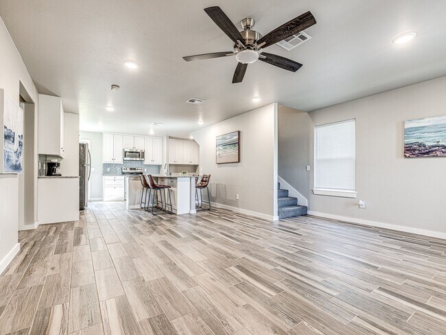 Building Photo - Newer home in the heart of OKC + 5 bedrooms + 5 bathrooms + 2 car garage