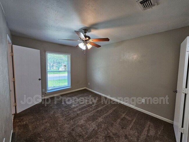 Building Photo - 216 Wesley Dr