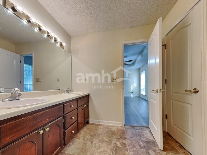 Building Photo - 401 Streamview Ln