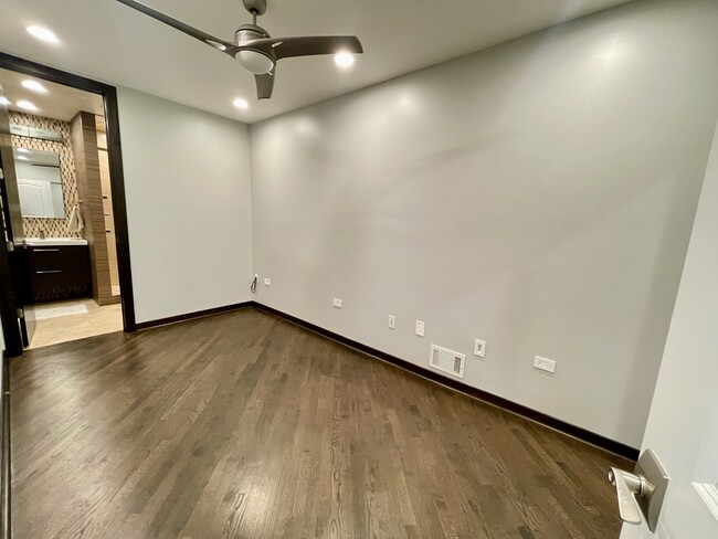 Building Photo - 3230 N Elston Ave