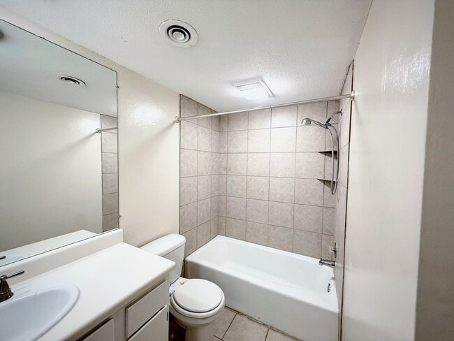 Building Photo - 6571 Poplar Ave