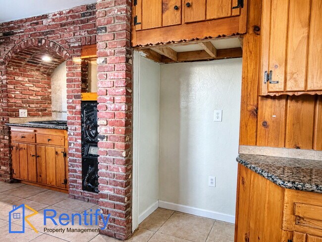 Building Photo - Charming 3bed/2bath Rustic Mid-Century Home