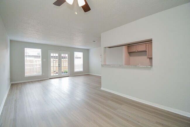 Building Photo - Perfect Townhouse ready for you!