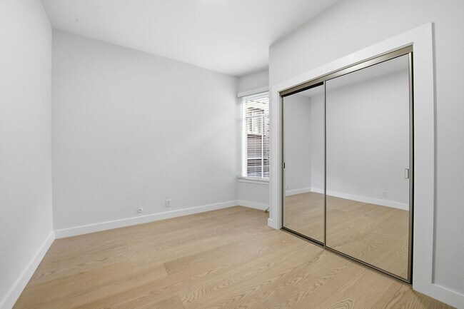 Building Photo - 381 Ivy St