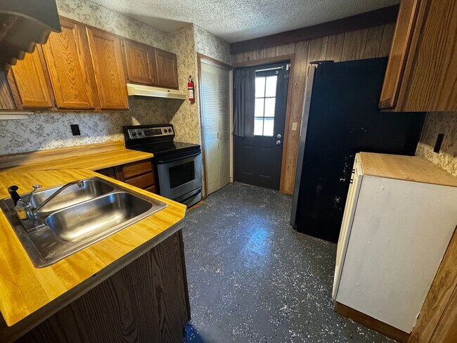 Building Photo - 630 N Crooked Lake Dr