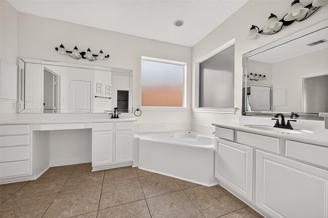 Building Photo - 3831 Lakeridge Canyon Dr