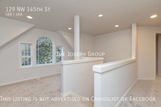 Building Photo - Beautiful 5 bed 3.5 bath in Seattle's Broa...