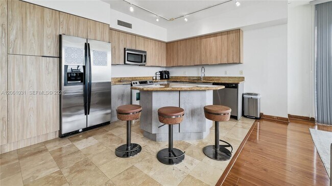 Building Photo - 1755 E Hallandale Beach Blvd