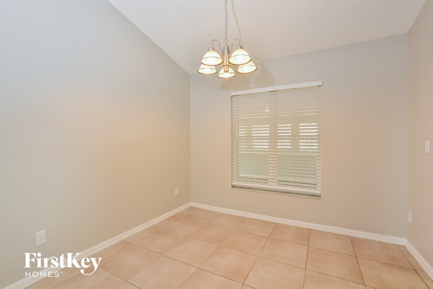 Building Photo - 1066 Ireland Dr