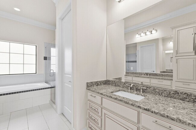 Building Photo - Elegant 3-Bedroom Home in Gated Inner Loop...