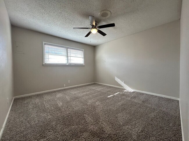 Building Photo - Located Near Park, Fast Food & Close Acces...